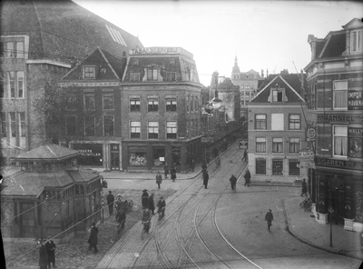 853690 Gezicht in de Potterstraat te Utrecht, vanaf het hoekpand Lange Jansstraat/Voorstraat, tijdens de afbraak van de ...